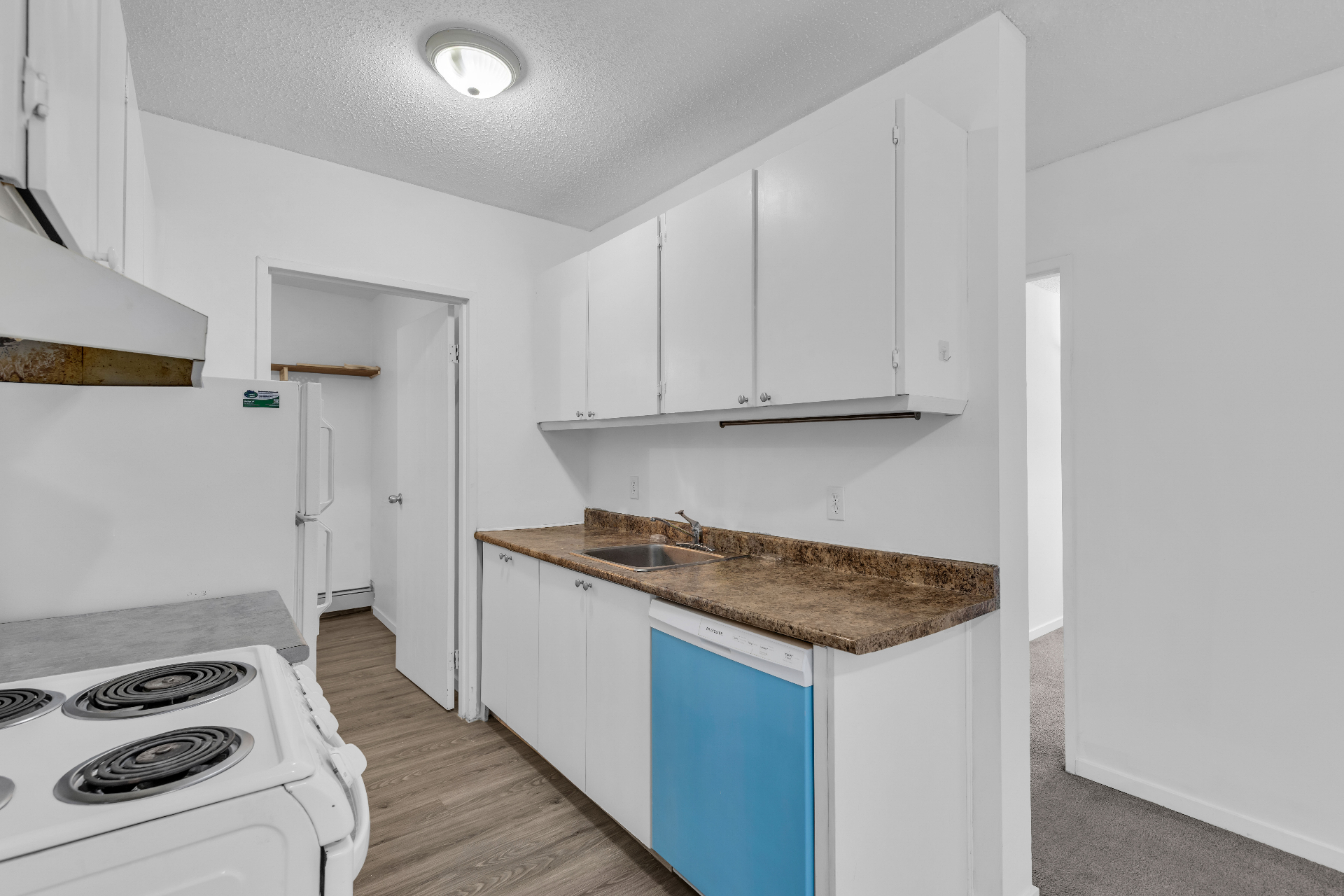 低价出售！Lakewood Civic Centre两房公寓出售·419 Tait Court # 301——林与唐地产 - 5